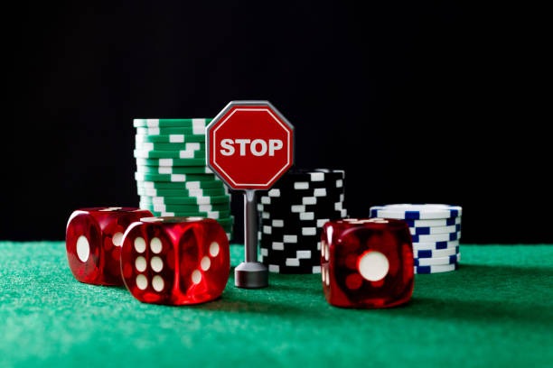 tahunhoki mobile app interface showing slot games and live dealer options